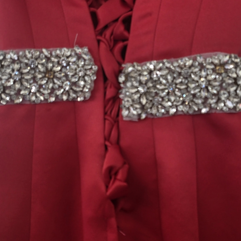 Elegant Red Strapless Gown with Ruffle Skirt - Picture 5 of 5